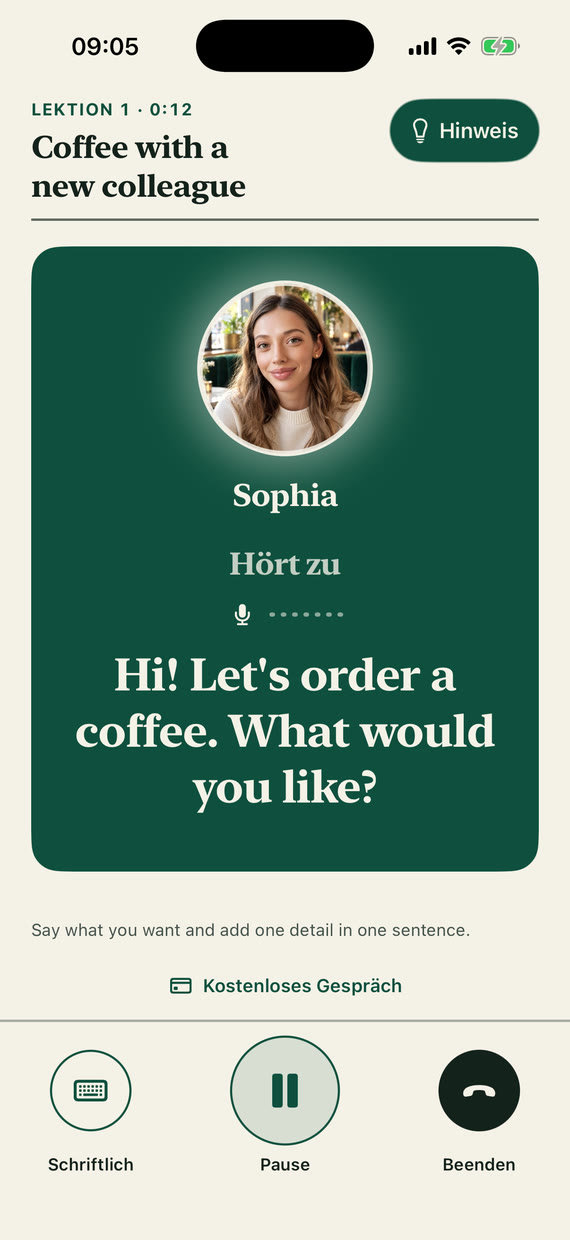 Lektionsansicht: Sophia hört zu, ihre Frage “Hi! Let's order a coffee. What would you like?” und die hervorgehobene Hinweis-Taste