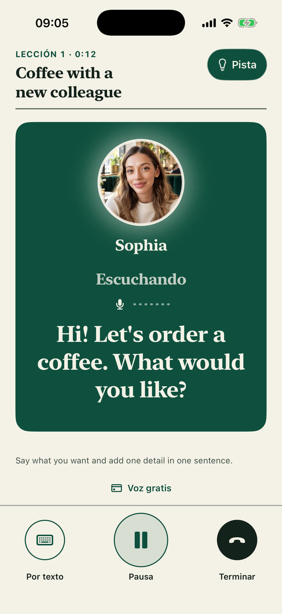 Pantalla de la lección: Sophia escucha, su pregunta “Hi! Let's order a coffee. What would you like?” y el botón Pista resaltado
